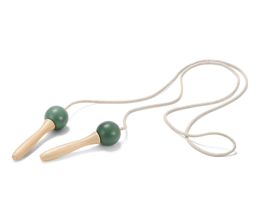 Une corde à sauter verte avec des poignées en bois repose sur un fond blanc.