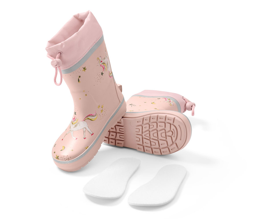 Bottes de pluie roses avec une licorne, une debout et l'autre couchée sur le côté.