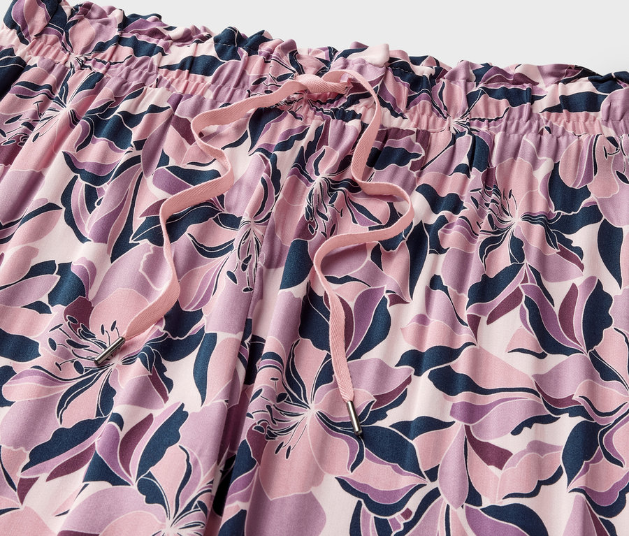 Gros plan sur un pantalon relax à motif floral avec cordon de serrage.