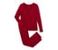 Un pyjama rouge avec des garnitures en dentelle est posé, plié.