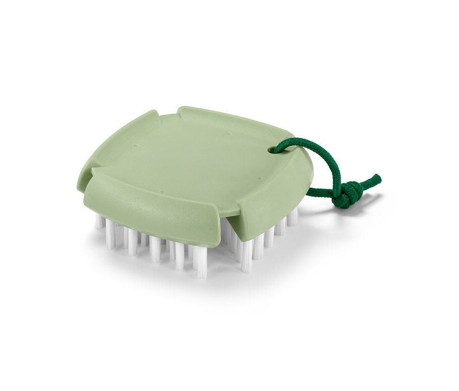 Une brosse à légumes et à fruits flexible verte avec des poils blancs.