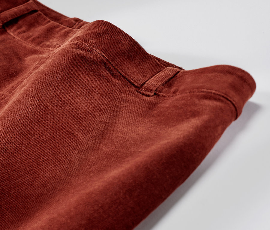 Détail d'une jupe en velours marron.