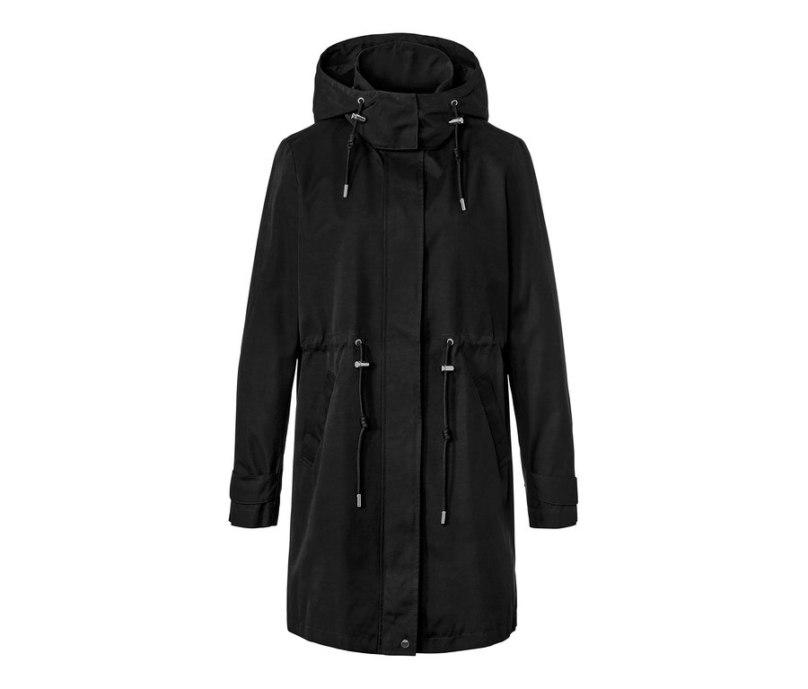 Parka noire à capuche.