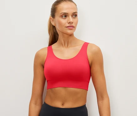 Femme portant une brassière de sport Seamless rouge.