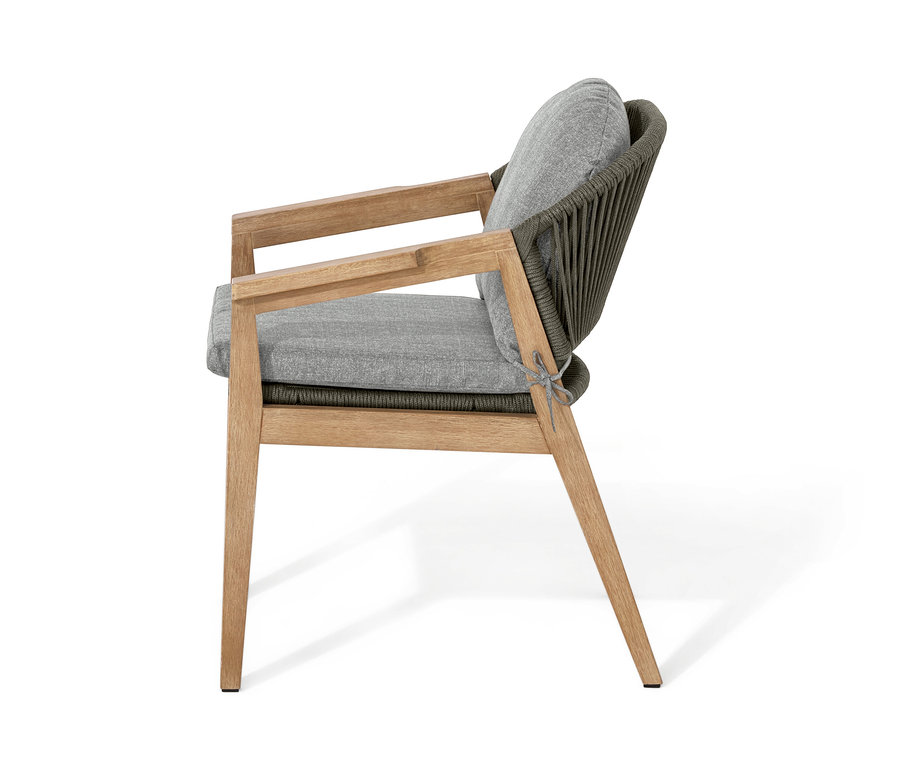 Vue latérale d'un fauteuil de salon avec dossier arrondi et tressage textile.