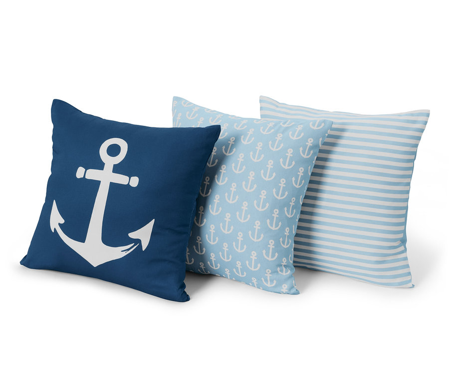 Trois housses de coussin décoratives, environ 50 x 50 cm. Une bleu marine avec une ancre blanche, une bleu clair avec un motif d'ancre et une avec des rayures bleues et blanches.