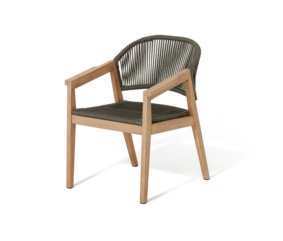 Fauteuil de salon avec dossier arrondi et tressage textile.