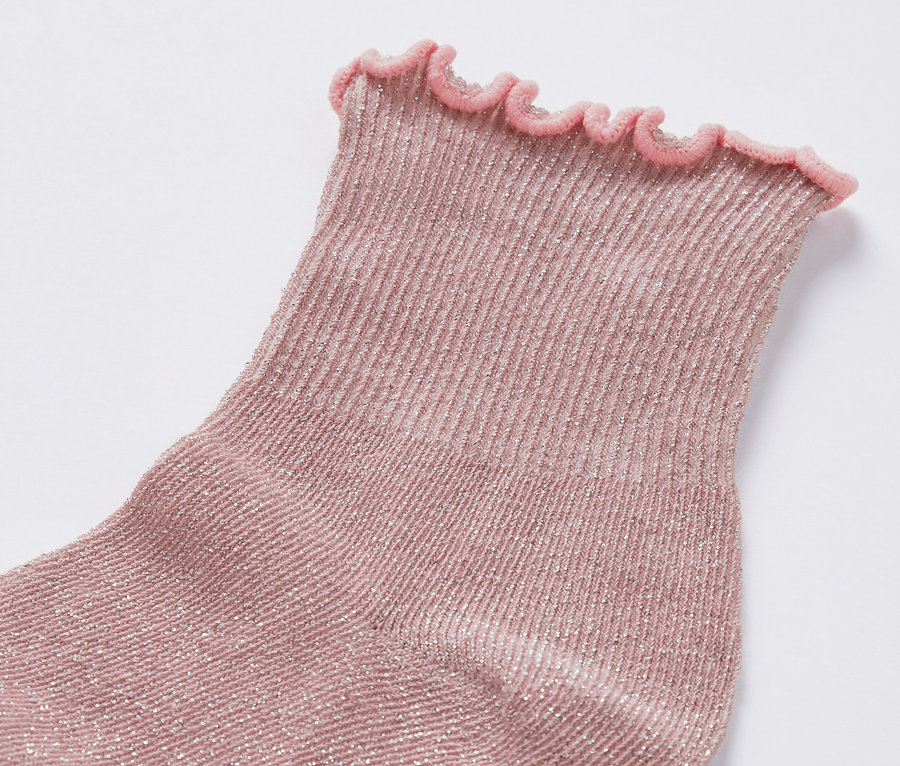 Détail d'une chaussette pour enfants à volants, provenant d'un ensemble de 5 paires de chaussettes pour enfants à volants.