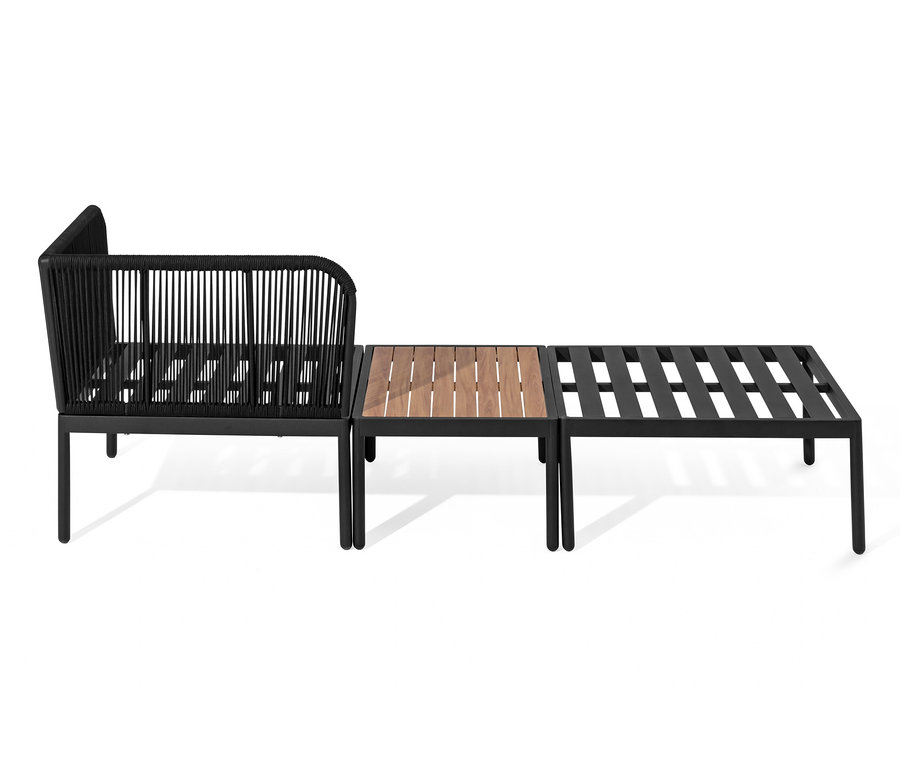 Lounge modulaire avec tressage textile composée d'un fauteuil, d'une table et d'un repose-pieds.