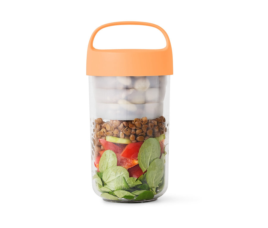 Dans un récipient pour produits à emporter avec poignée, grand, il y a des lentilles, du poivron, du concombre et de la salade.