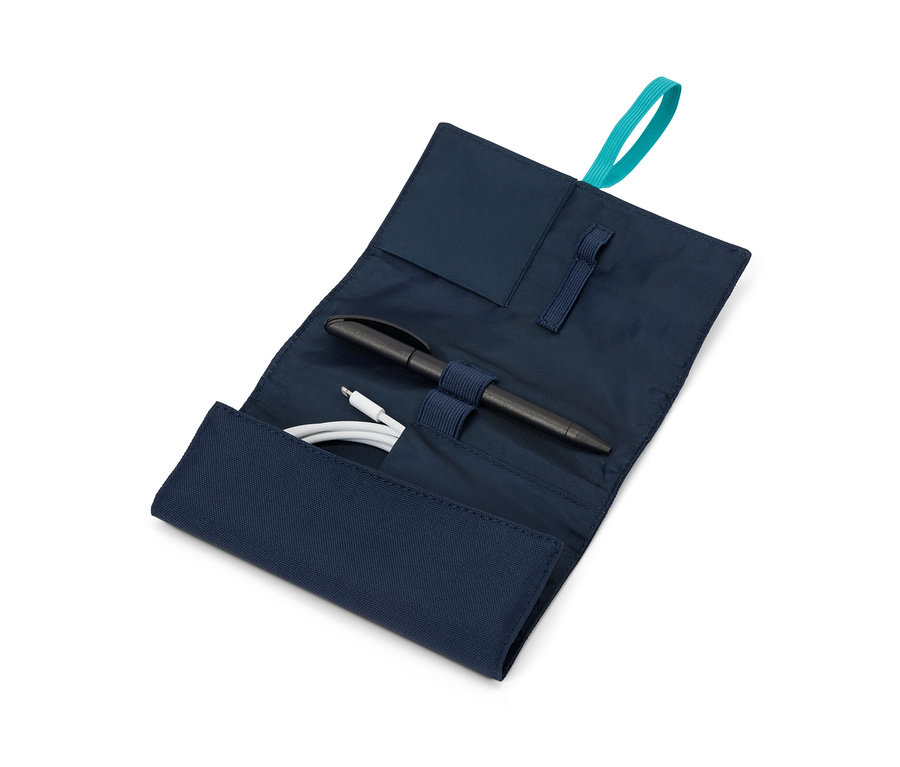 Organisateur de voyage pour câbles bleu ouvert avec un stylo noir et un câble blanc.