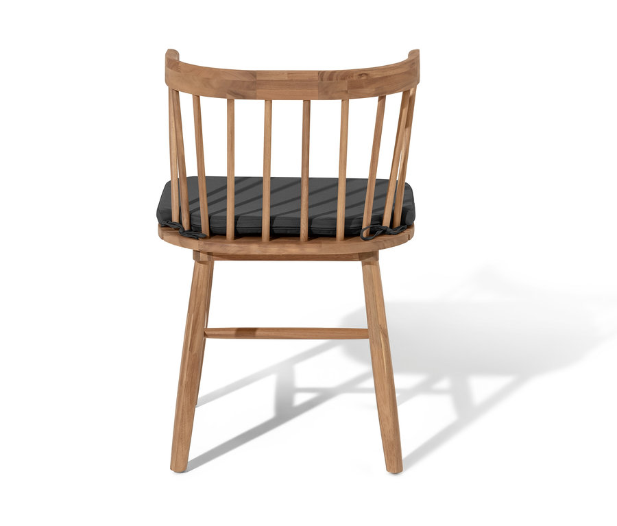 Vue arrière d'une chaise de salle à manger avec coussin d’assise sur fond blanc.