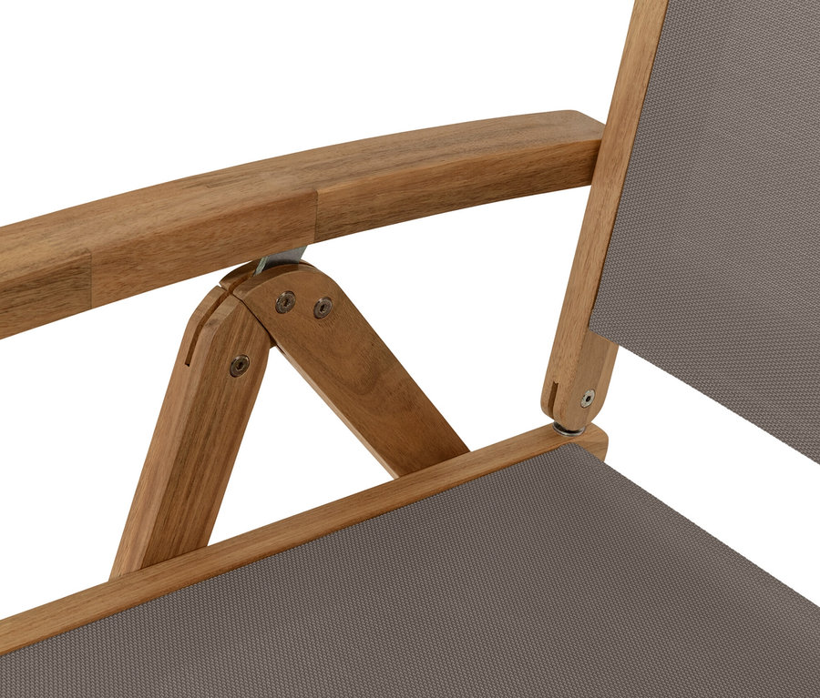 Gros plan sur la chaise à dossier haut «
Lenja
» réglable, en bois et textile.