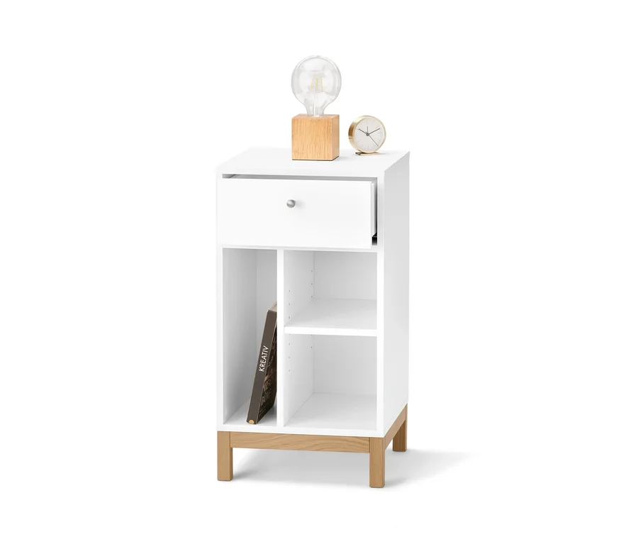 Table de chevet blanche avec livre, lampe et horloge.