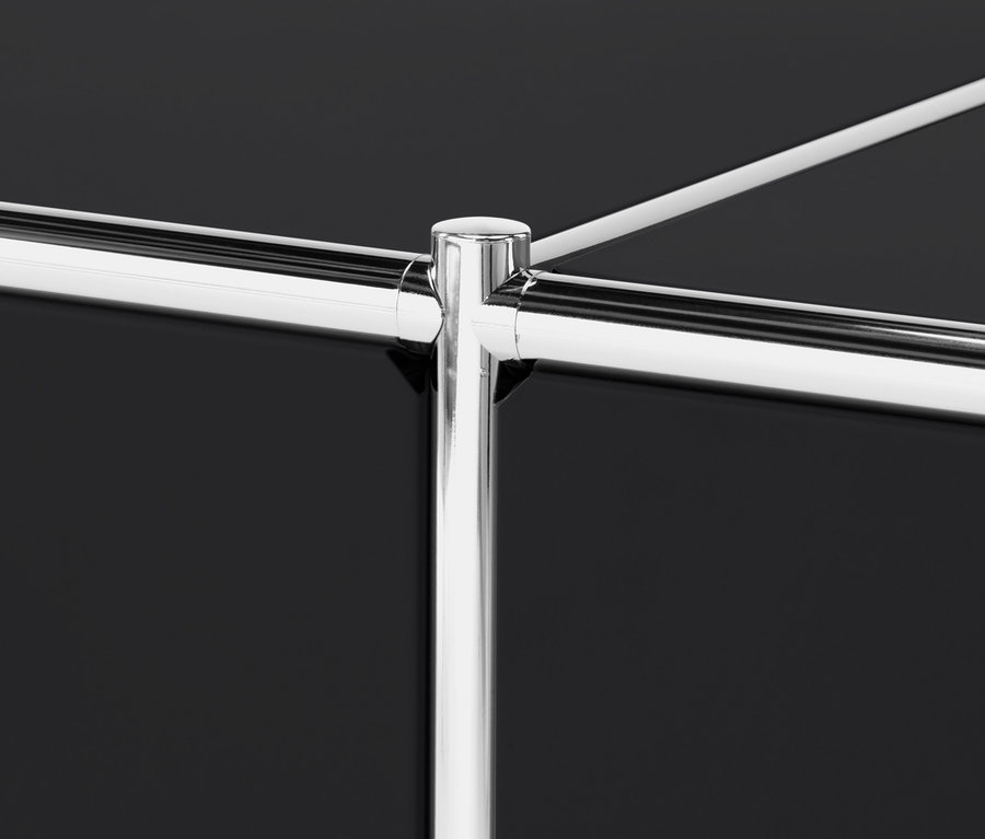 Gros plan sur une armoire noire CN3 avec un cadre chromé.