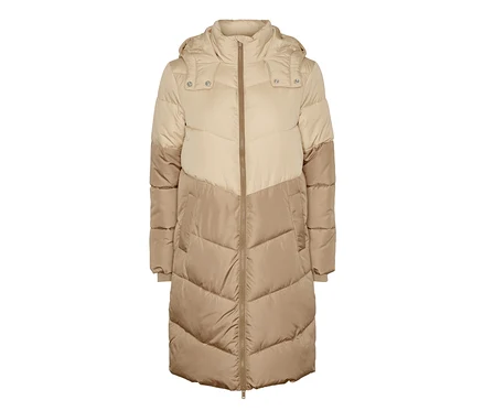 Manteau matelassé à capuche beige avec fermeture éclair.