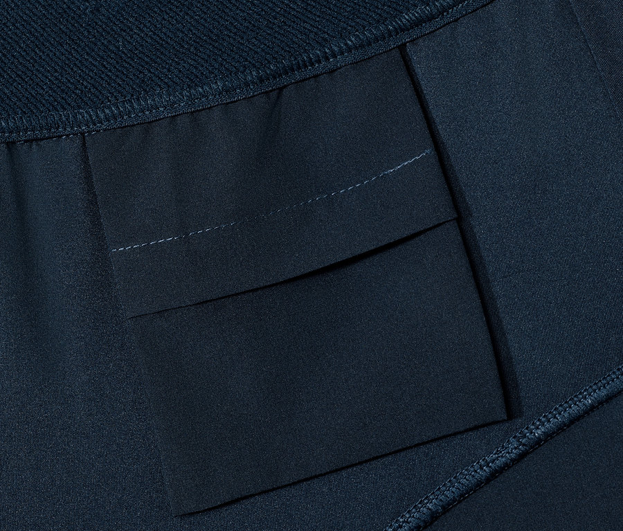 Gros plan sur un short de sport bleu marine avec une poche.