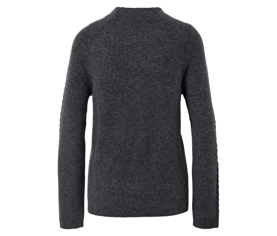 Pull en laine gris foncé à manches longues.
