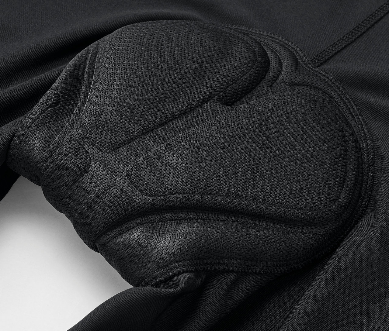 Gros plan sur un cuissard de vélo noir avec rembourrage.