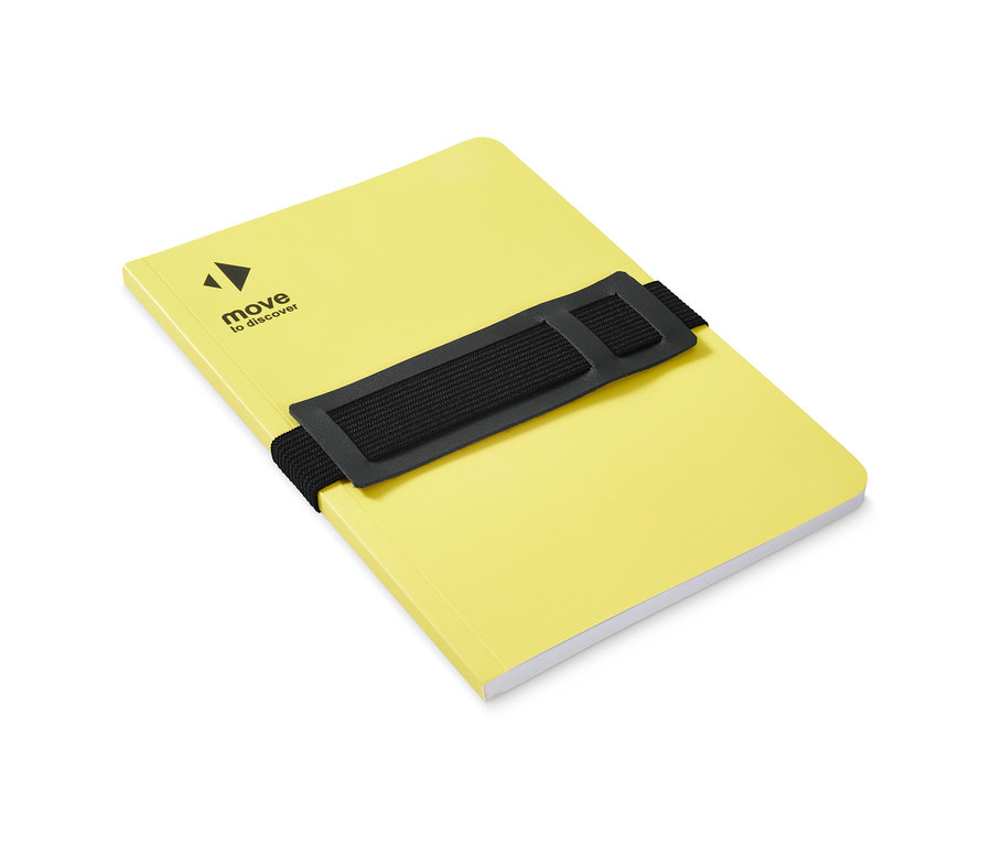 Carnet de notes jaune avec une bande élastique noire.