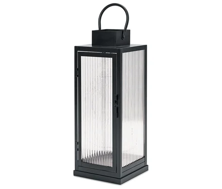 Lanterne noire avec panneaux de verre à nervures verticales.