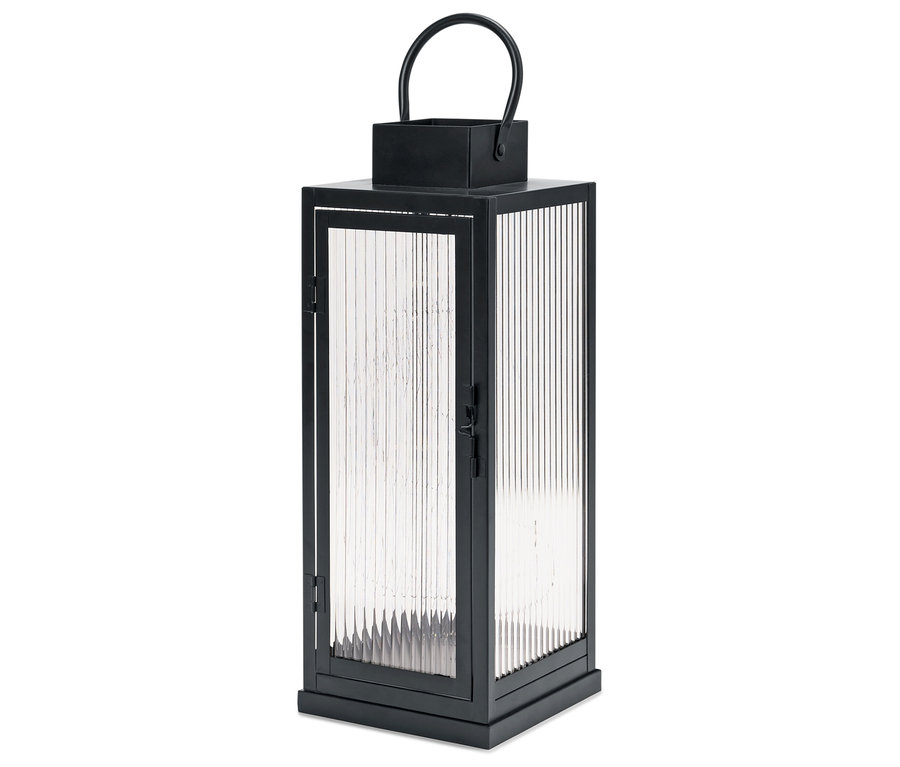 Lanterne noire avec panneaux de verre à nervures verticales.