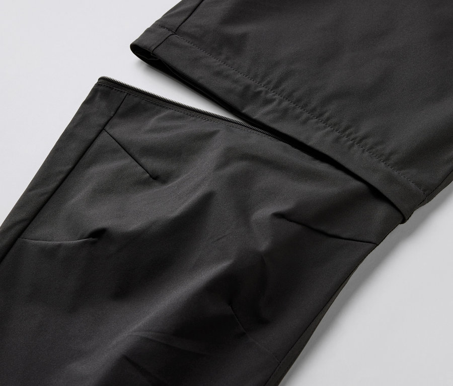 Gros plan d'un pantalon technique 2 en 1 noir avec fermeture éclair.