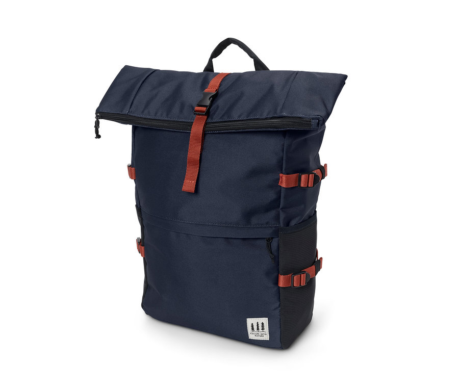 Sac à dos d’extérieur bleu marine avec des sangles orange.