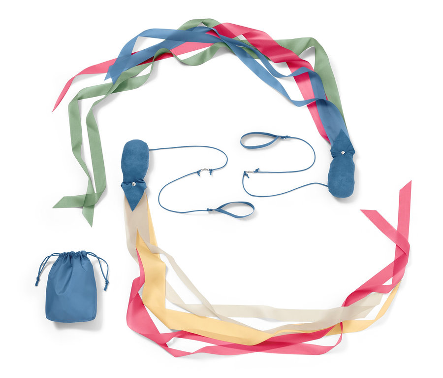 Deux poi à queue avec des rubans colorés et une couverture bleue.