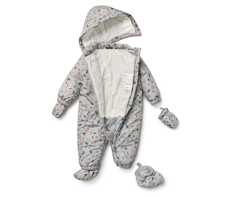 Une combinaison d'hiver grise pour bébé avec un motif de feuilles et de fleurs, ouverte, posée sur un fond blanc, avec un gant assorti.