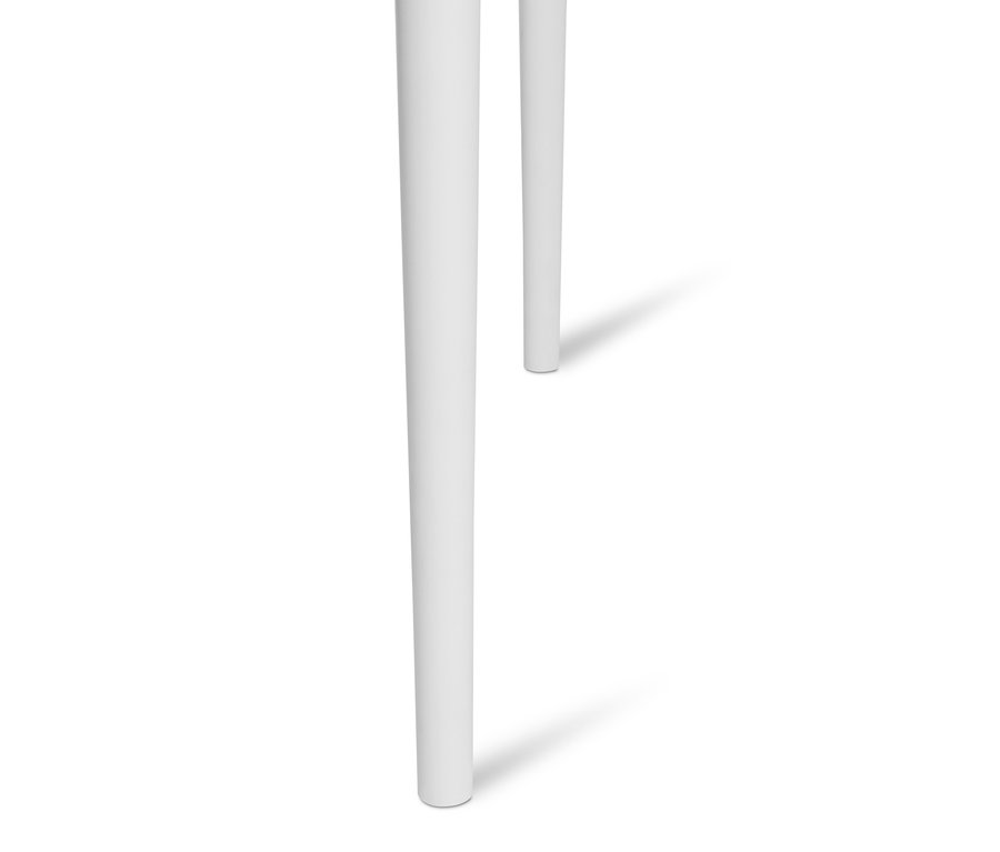 Gros plan sur une table triangulaire blanche.