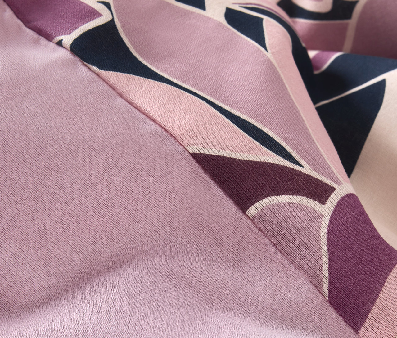 Détail d'une parure de lit en renforcé de taille standard avec un motif floral violet.