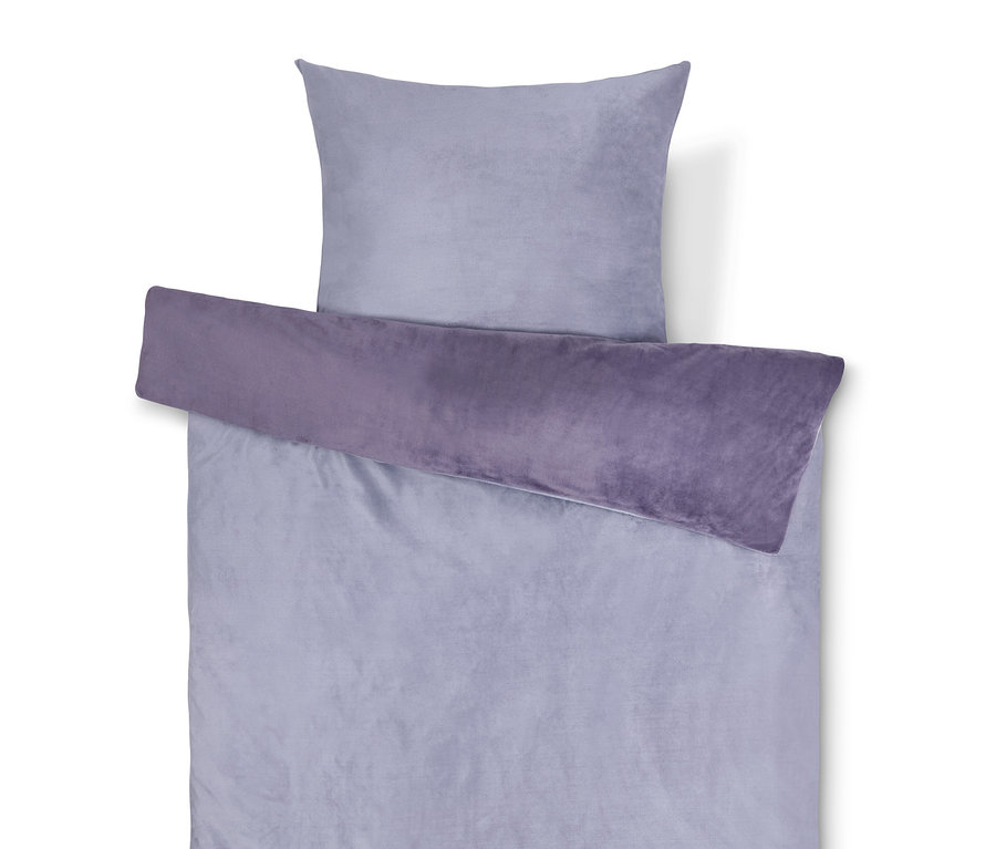Ensemble de literie violet clair avec oreiller et couette, avec un couvre-lit violet foncé.