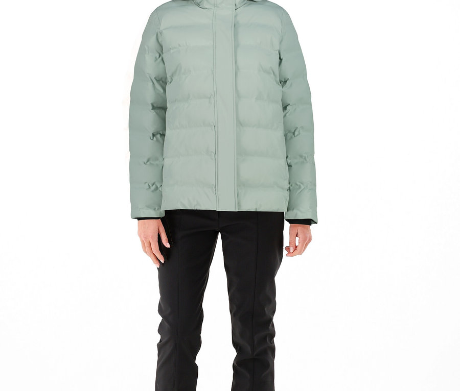 Femme portant une veste matelassée CMP.
