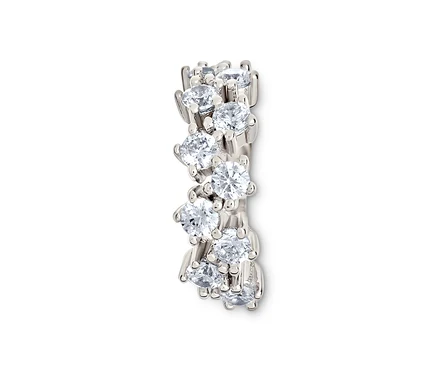 Bague argentée avec des zircons blancs.