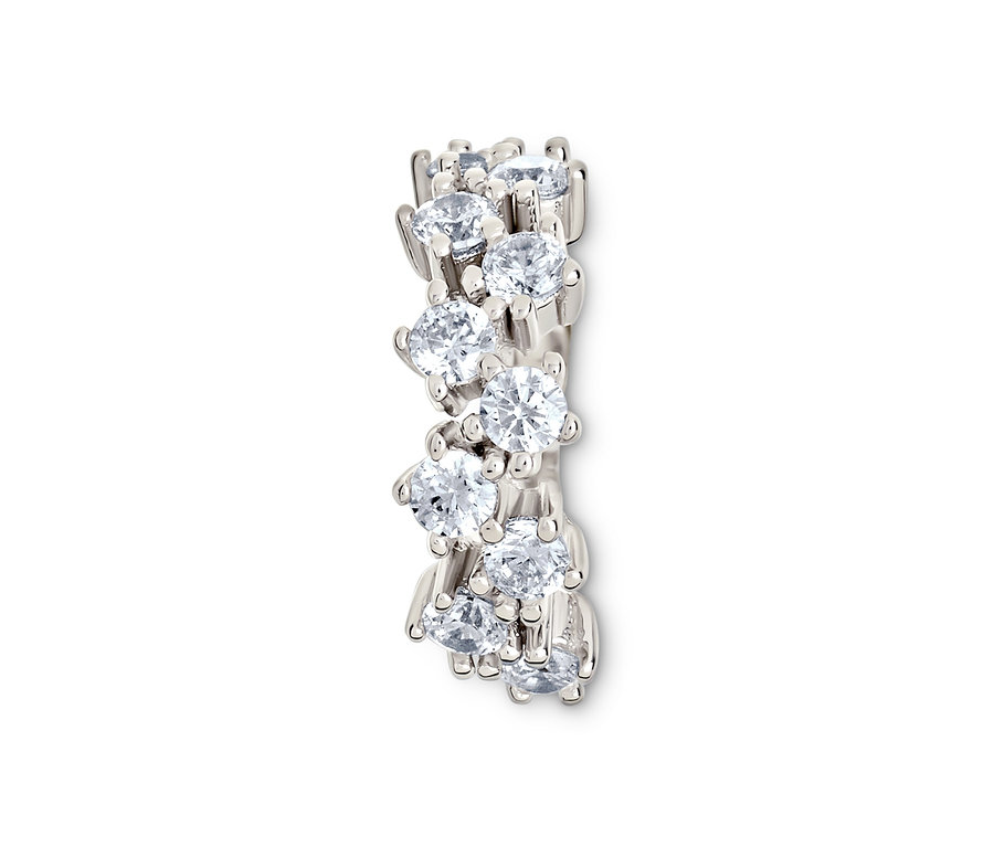 Bague argentée avec des zircons blancs.