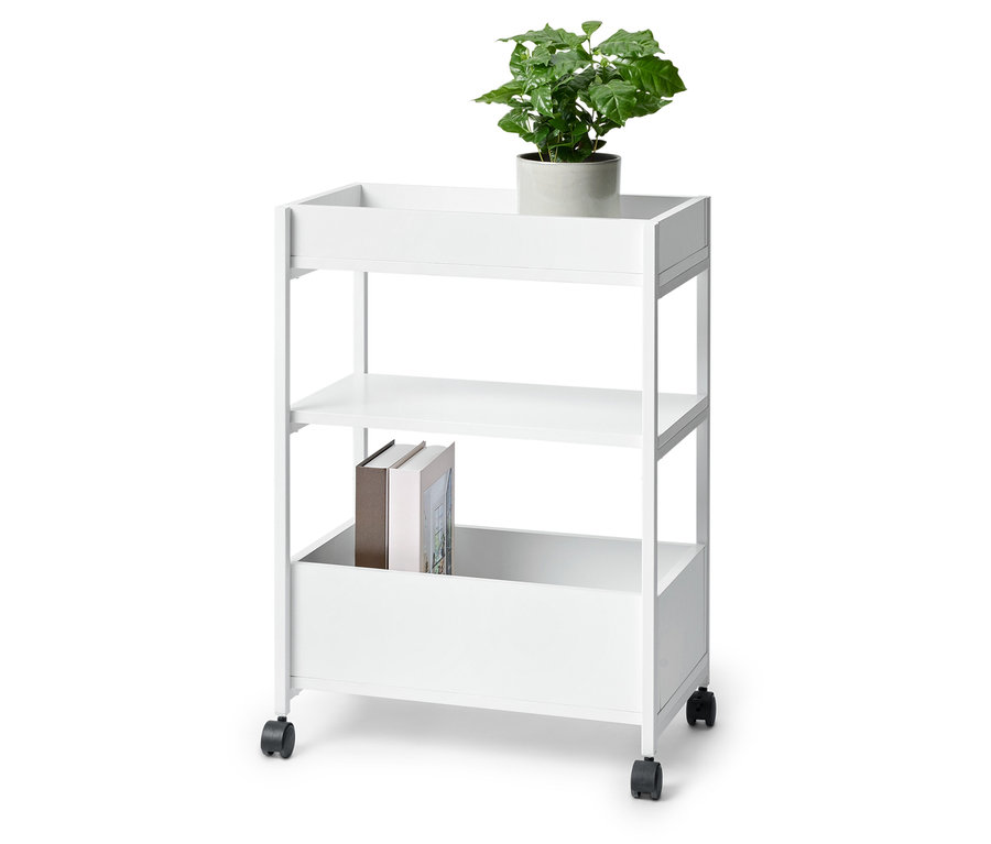 Chariot à roulettes blanc à trois niveaux. Une plante verte dans un pot gris est posée sur l'étagère supérieure et des livres sont posés sur l'étagère du milieu.