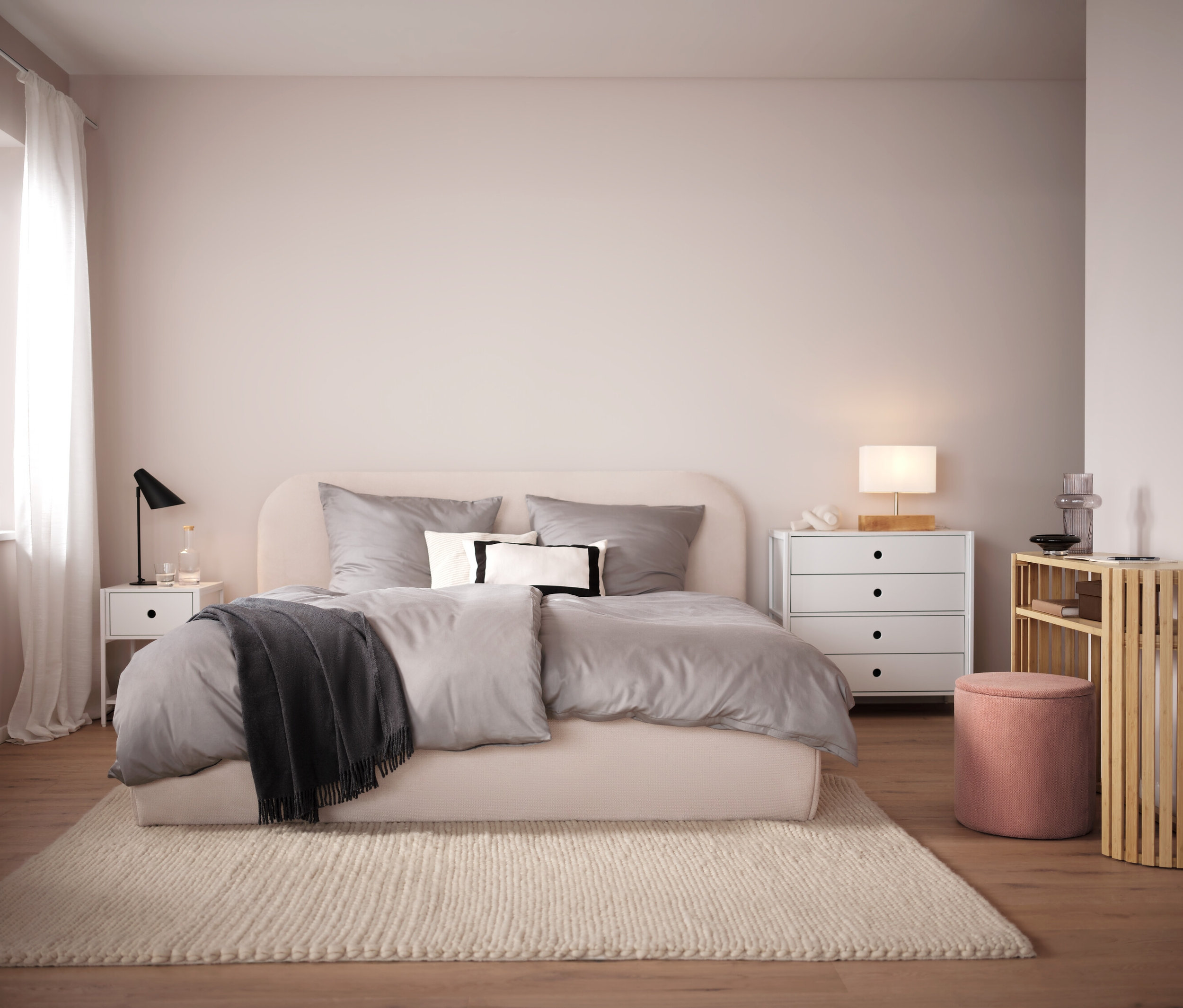 Chambre avec lit beige, linge de lit gris et tapis beige. En arrière-plan, table de chevet et commode blanches.