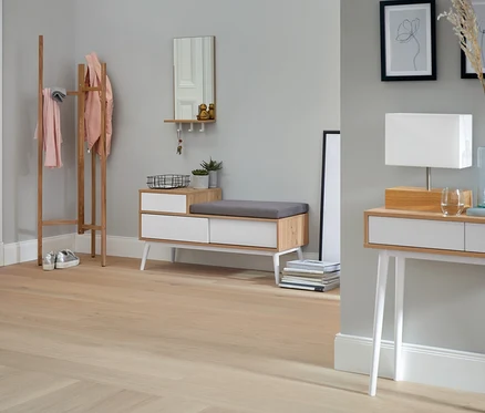 Entrée avec banc à chaussures, miroir à crochets et tablette, portant en bois et lampe de table avec pied en bois.