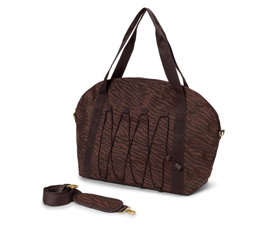 Un sac fourre-tout marron à motif zébré avec des poignées est posé sur un fond blanc, avec une bandoulière amovible à côté.