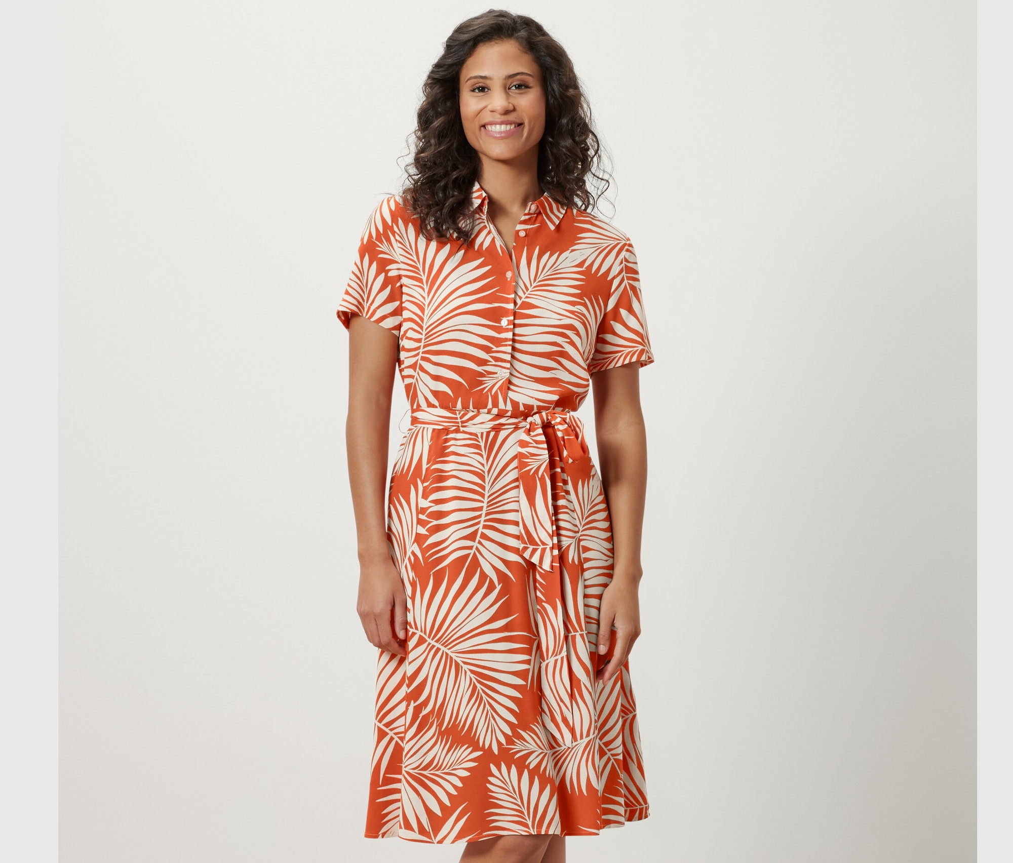 Femme portant une robe chemise imprimée.