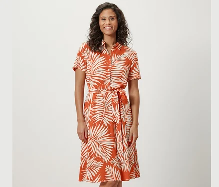 Femme portant une robe chemise imprimée.