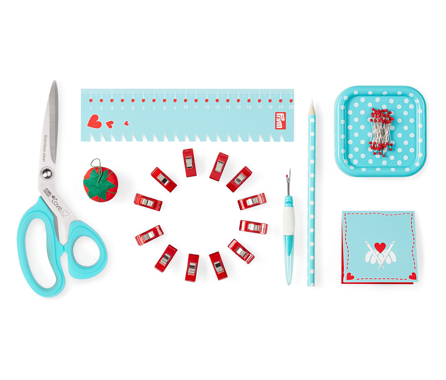 Des ciseaux, des épingles, un mètre, un découd-vite, des pinces et d'autres ustensiles du set de couture Prym Starter-Set Nähen »Love«.