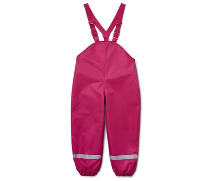 Une salopette rose pour enfants avec des bandes réfléchissantes sur les jambes.