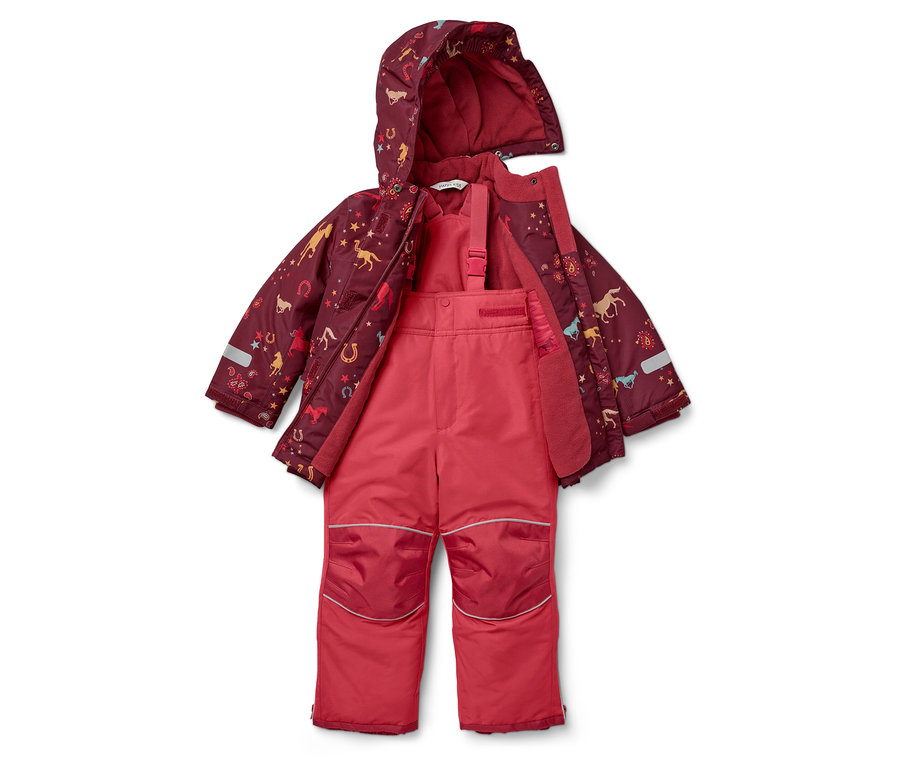 Une veste d'hiver bordeaux à capuche imprimée de chevaux et d'étoiles et un pantalon de ski rose.