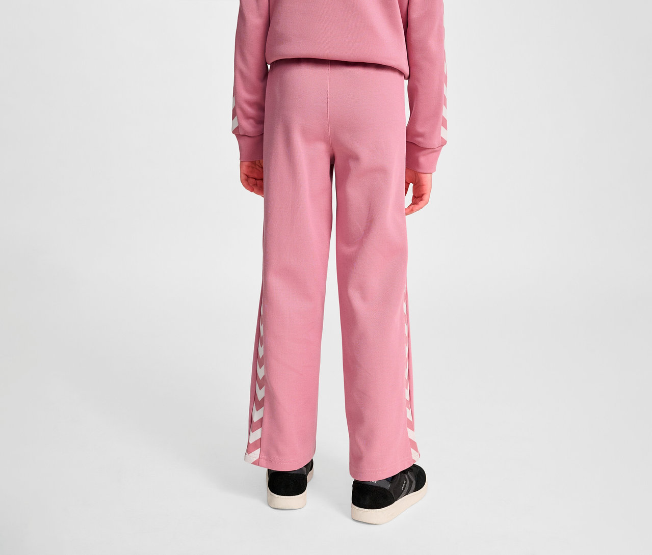 Vue arrière d'un enfant portant un pantalon HUMMEL HMLJR Archive Wideleg Poly.