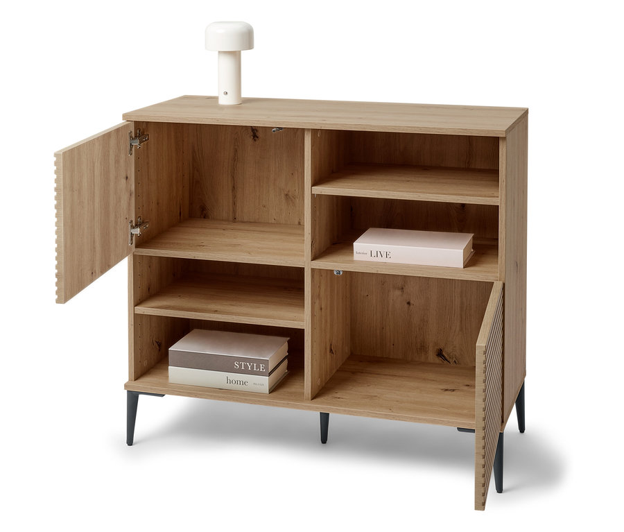 Armoire ouverte en bois avec des étagères et des livres à l'intérieur et une lampe sur le dessus.
