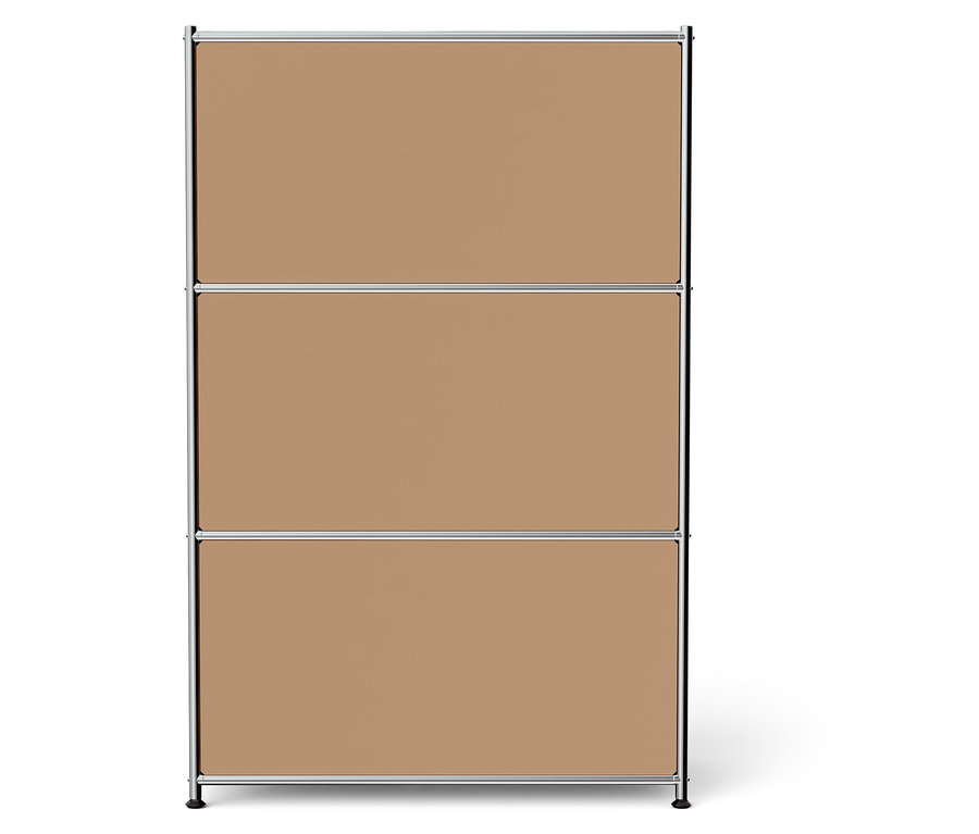 Étagère à trois niveaux avec des étagères marron et un cadre argenté sur fond blanc.