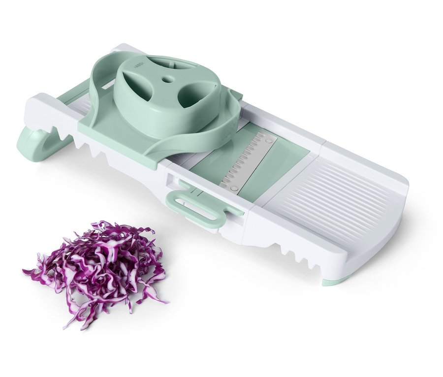 Mandoline à légumes avec du chou rouge tranché.