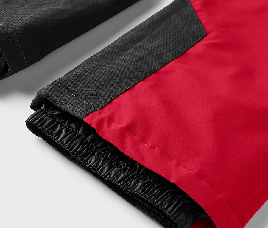 Détail d'un pantalon rouge et noir avec ourlet élastique.